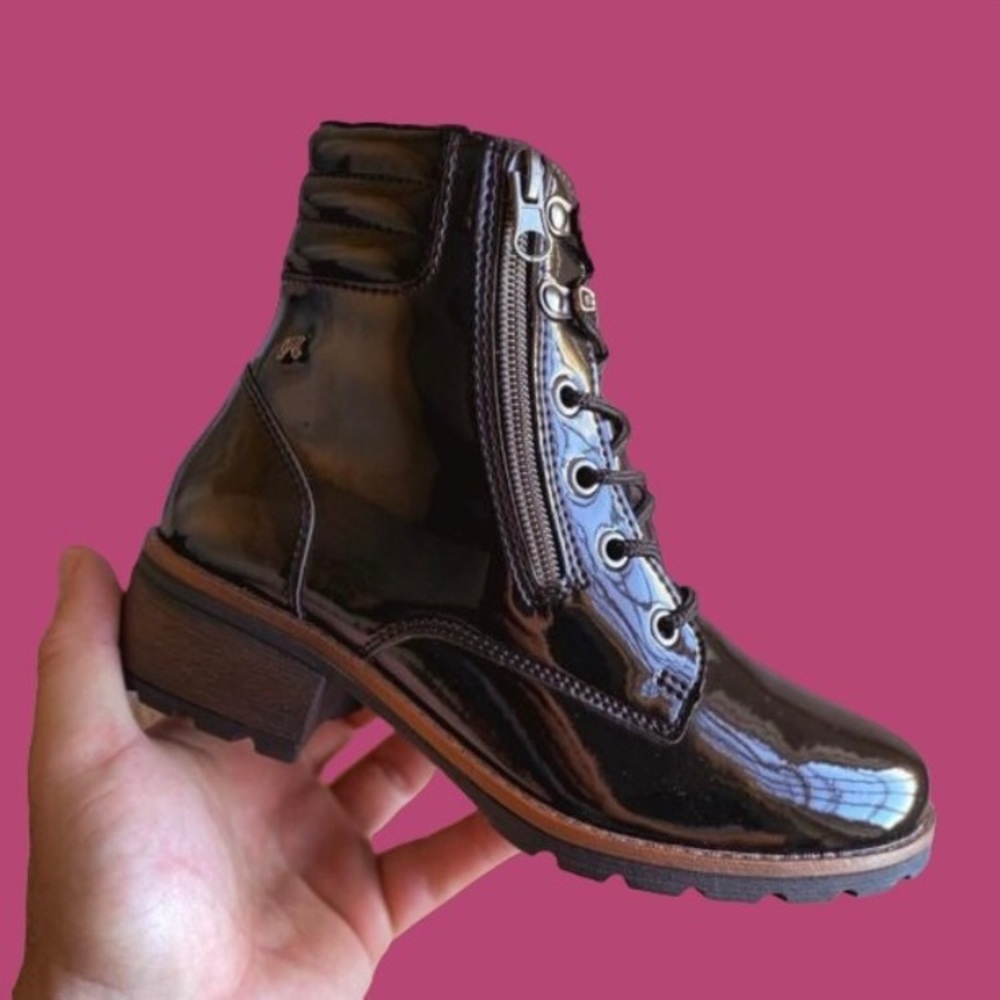 Leather combat boots, zipper on the side, brown color. Perfect !!
